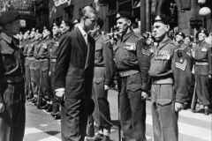 1947-06-26 UK Huddersfield 7DWR HRH The Duke of Edinburgh inspects Guard